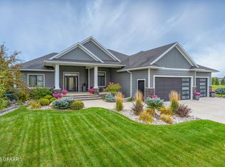 1680 Kings View Dr, Grand Forks, ND 58201