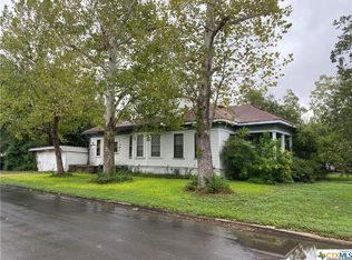 802 E College St, Seguin, TX 78155