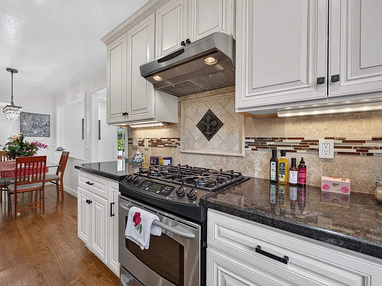 366 Manchester Ave — Photo 4