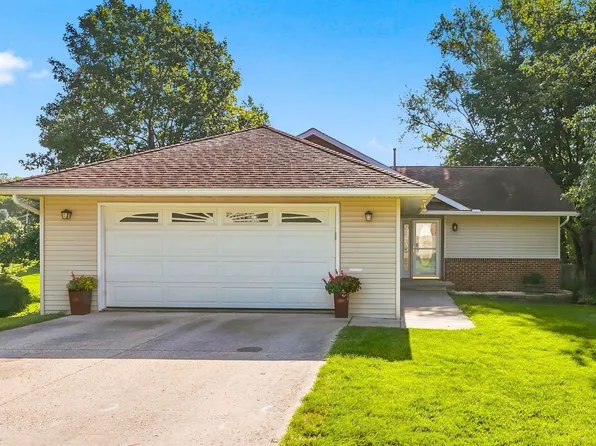 902 Rosa Dr, Decorah, IA 52101