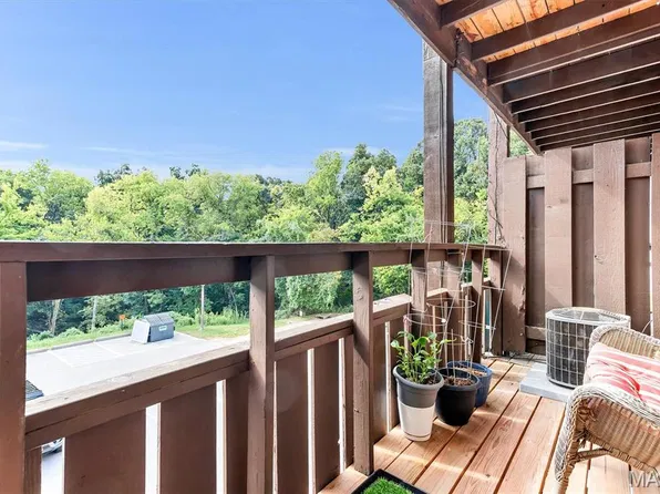 1465 Heritage Lndg APT 207, Saint Charles, MO 63303