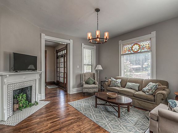 TV rm w/ 11' ceilings