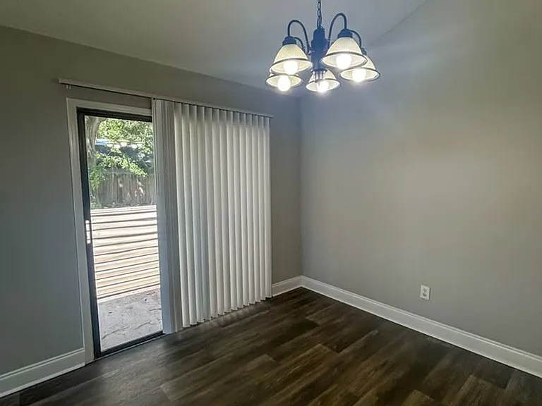 Radcliff Court Apartments — Photo 8