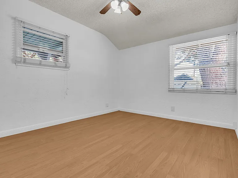 1833 Lees Ave — Photo 20