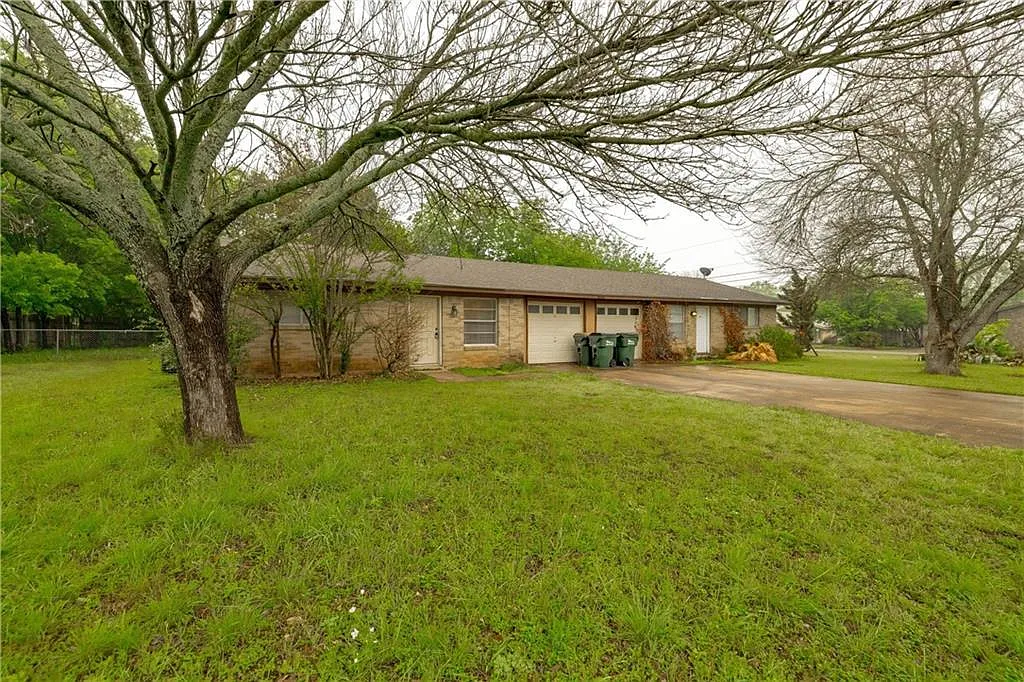 2 bed, 1.0 bath, 1798 sqft, $1,250 — Photo 1