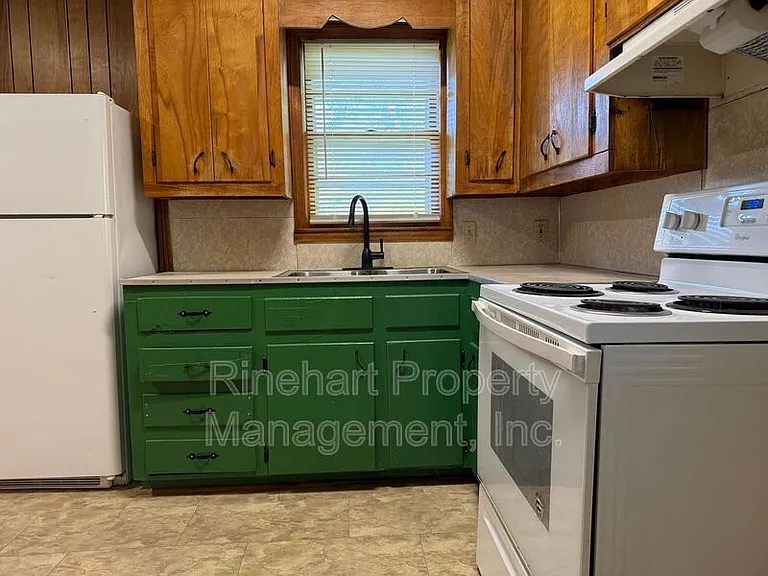 325 Walnut St — Photo 11