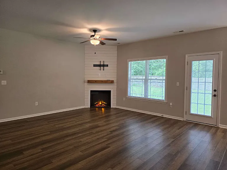 205 Buckeye Ct N — Photo 4