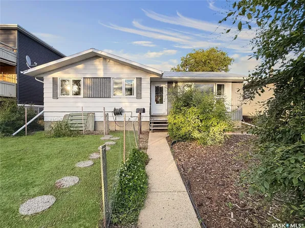33 7th Avenue NE, Swift Current, SK S9H 2N2