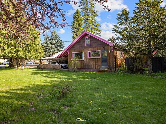 With 4 city lots to create this 1 corner lot you have endless space to create the backyard of your dreams.