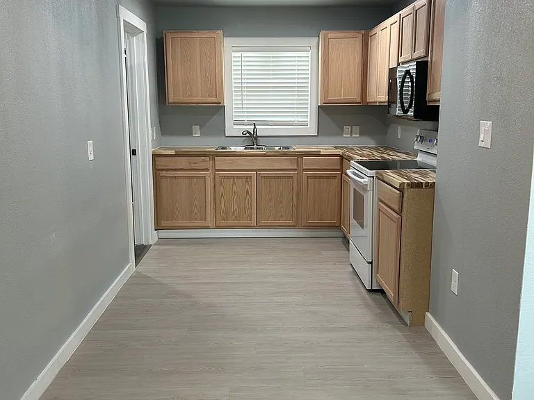 1019 Poinsettia — Photo 10