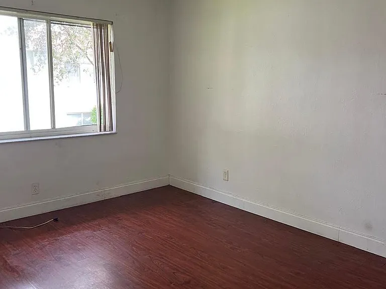 151 SE 6th Ave #12 — Photo 6