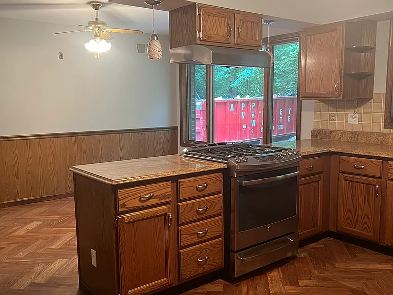 1007 Lee Jackson Dr — Photo 2