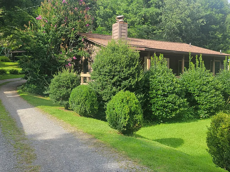 11 Crystalwood Ln — Photo 3