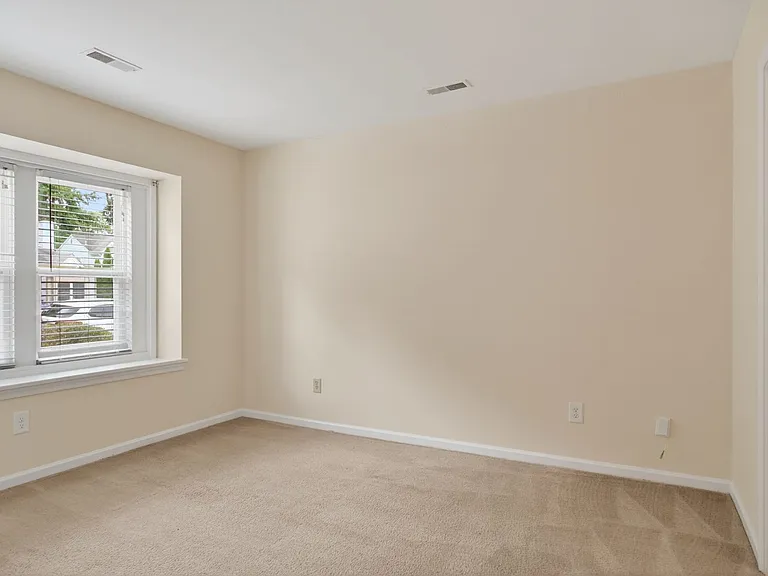 227 Ashridge Ln — Photo 4