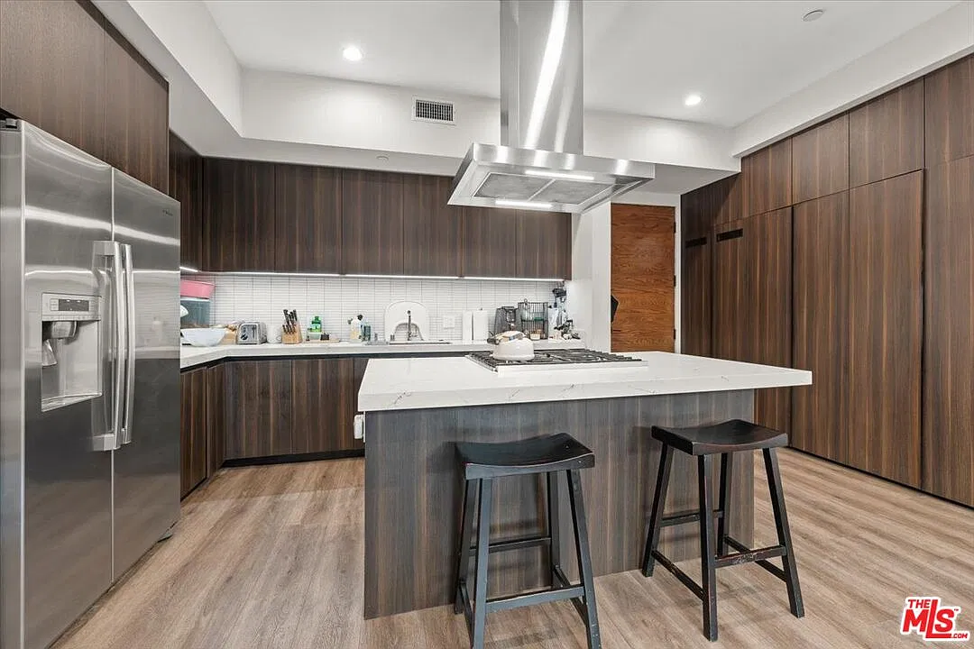2 bed, 2.0 bath, 1100 sqft, $4,599 — Photo 2