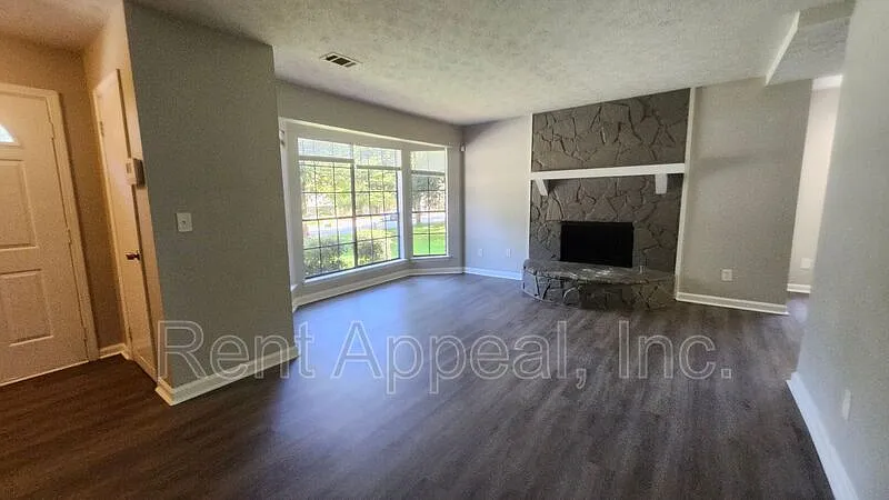 3 bed, 2.0 bath, 1884 sqft, $1,800 — Photo 4