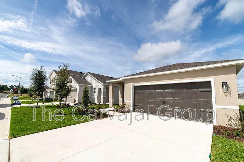 4 bed, 2.0 bath, 1665 sqft, $2,300 — Photo 3