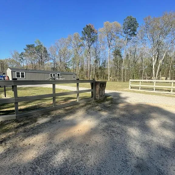 931 Ravenwood Dr — Photo 1