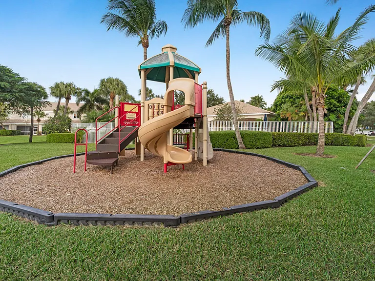 4799 Palmbrooke Cir — Photo 16