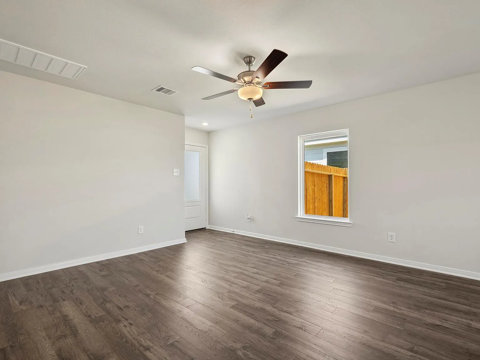 3 bed, 2.0 bath, 1076 sqft, $1,725 — Photo 3