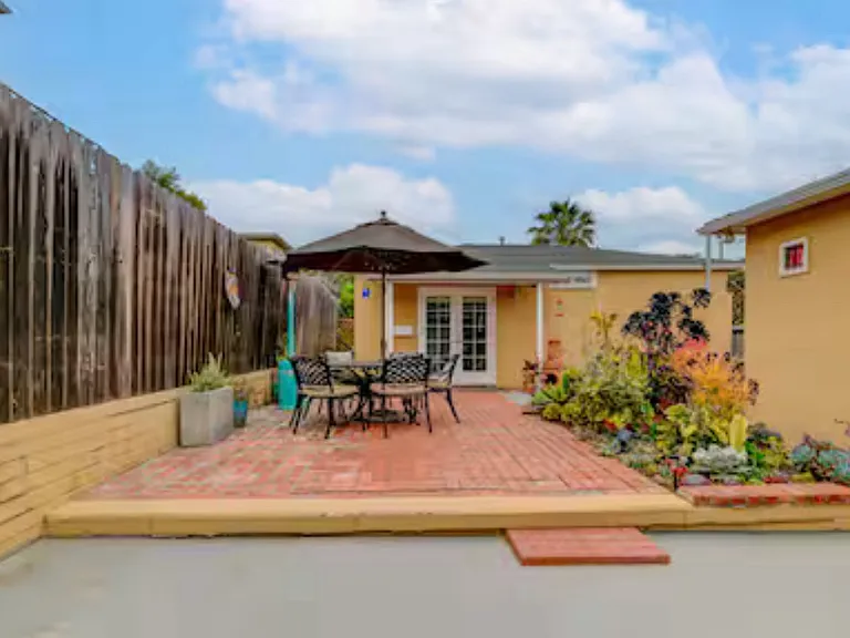 3112 Oliphant St — Photo 2