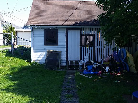 2nd image of 2207 McDougall Ave