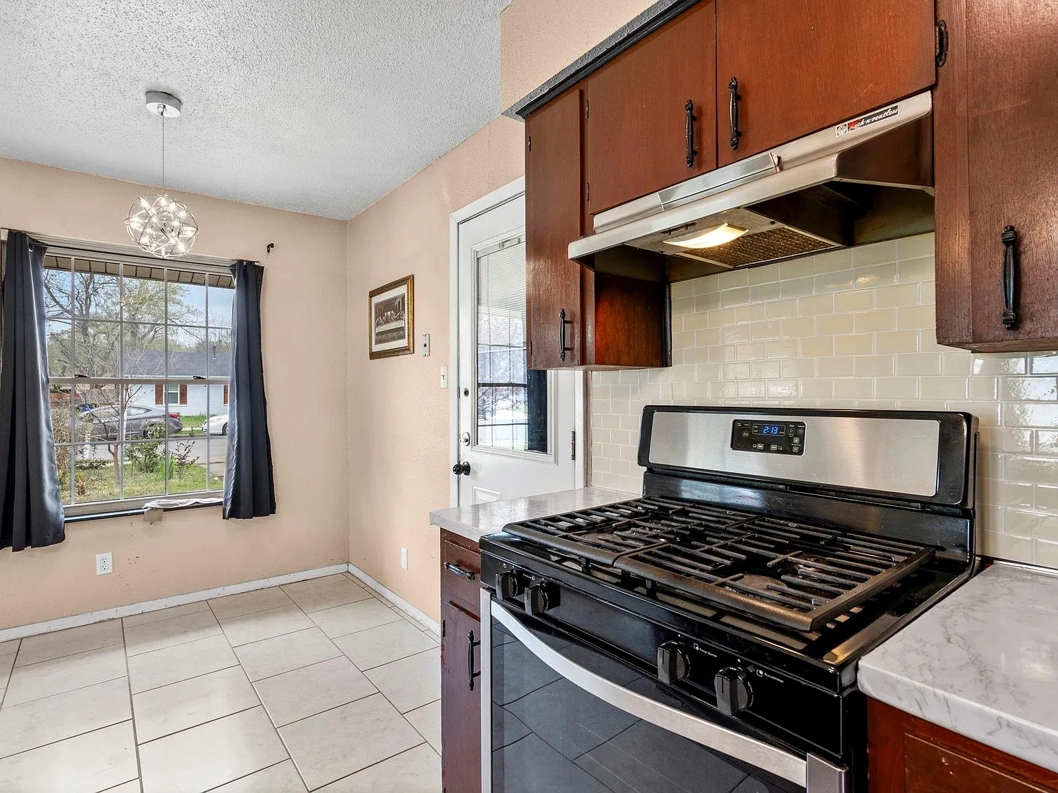 3 bed, 1.5 bath, 864 sqft, $1,850 — Photo 2