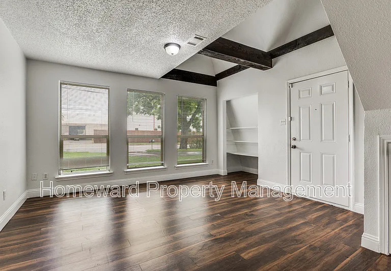 809 E Pioneer Dr — Photo 2