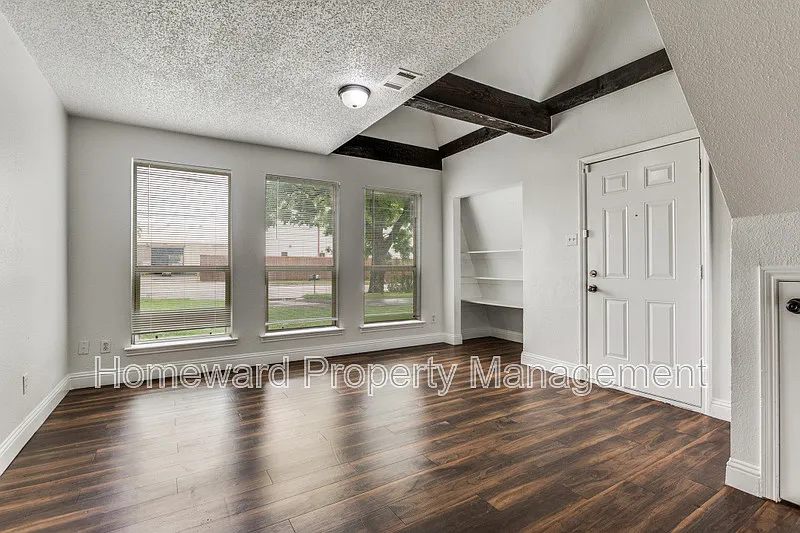 Building Photo - 809 E Pioneer Dr