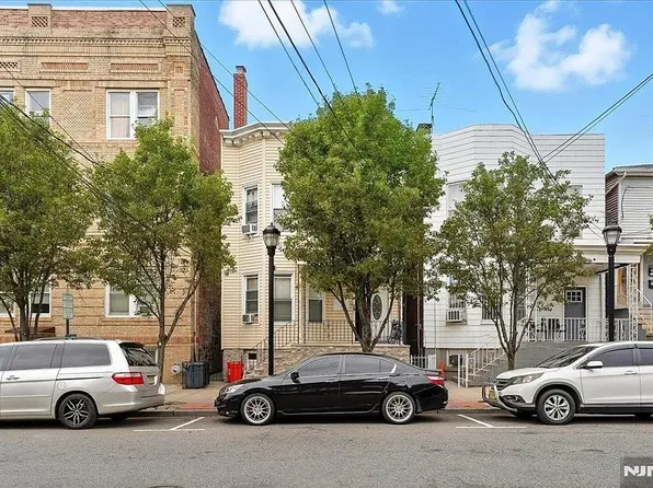 2105 New York Avenue image 1 of 10