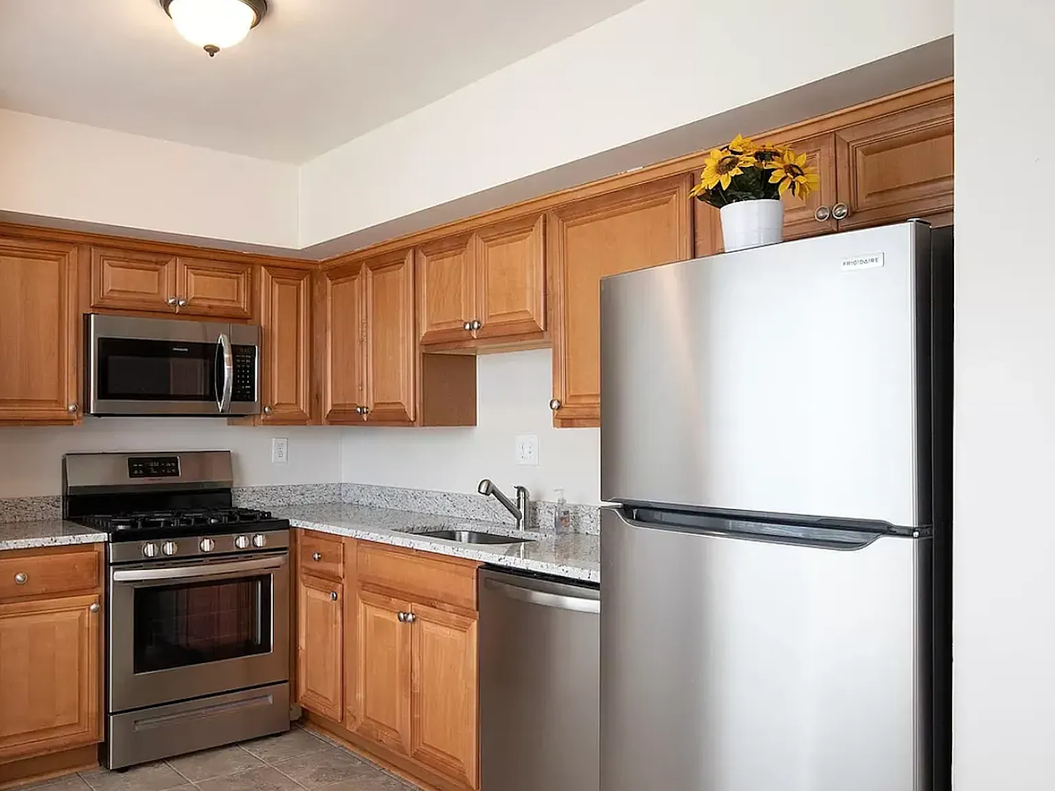 3 bed, 1.5 bath, 1292 sqft, $900 — Photo 4