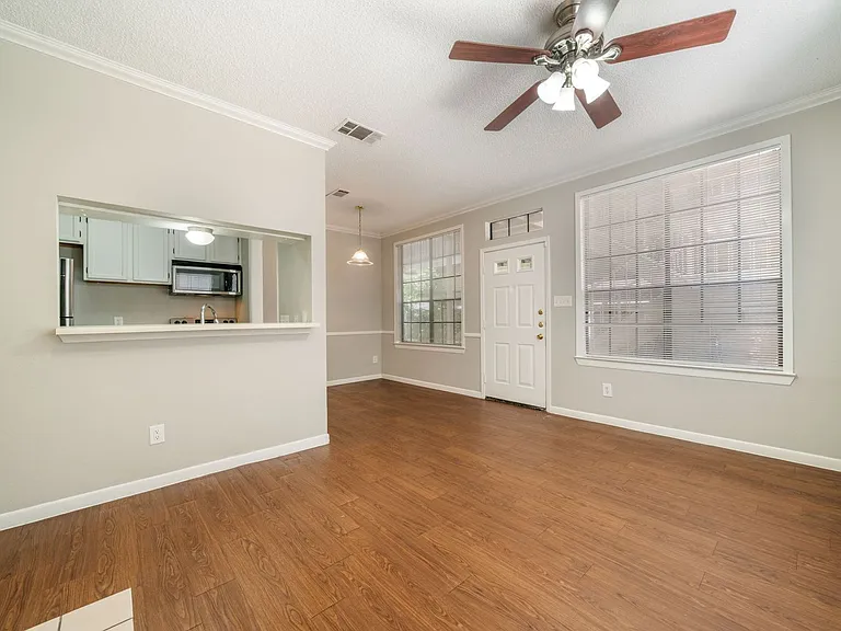 2300 Leon St #101 — Photo 7