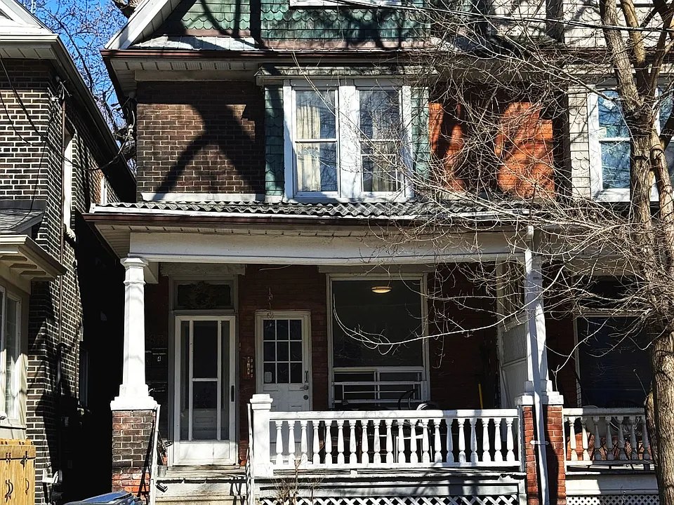 383 Lansdowne Ave #MAIN FLOOR