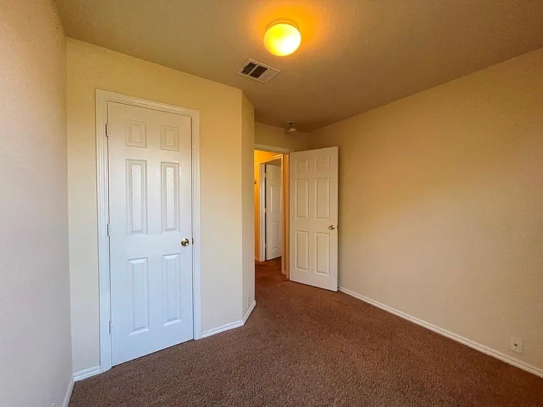 251 Utterback #B — Photo 20