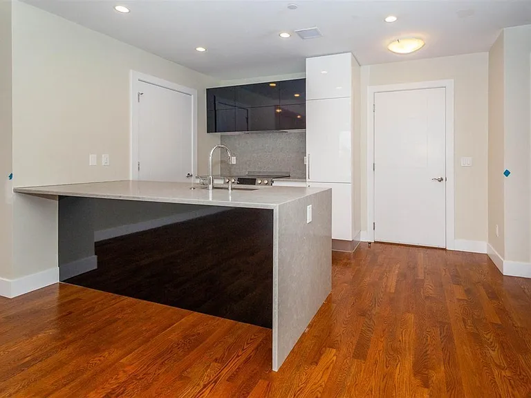 906 E 2nd St #306 — Photo 3