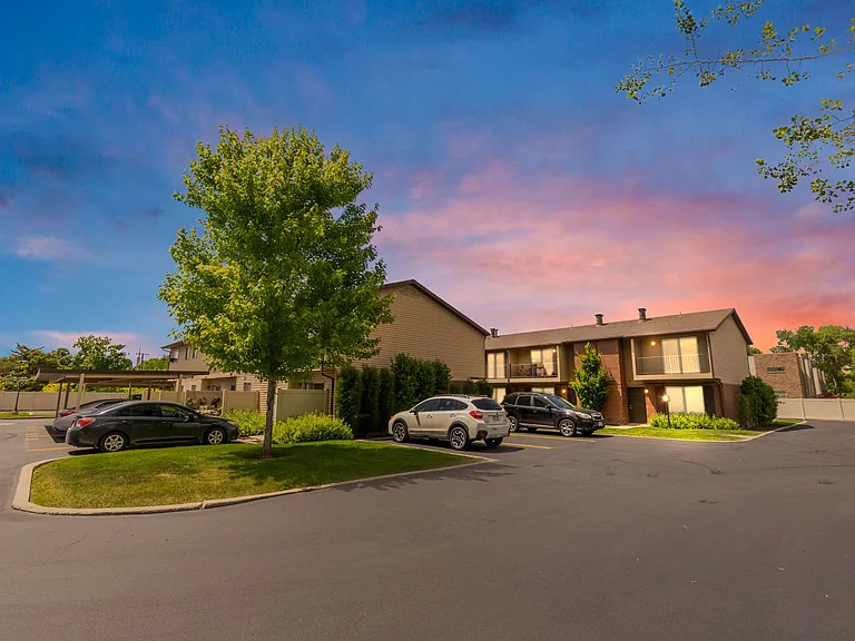4574 S 700 E — Photo 5
