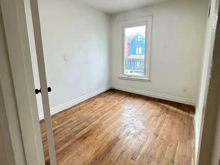 216 John St N — Photo 6
