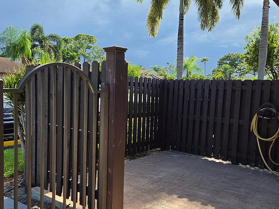 5th image of 625 SEA PINE Way #H