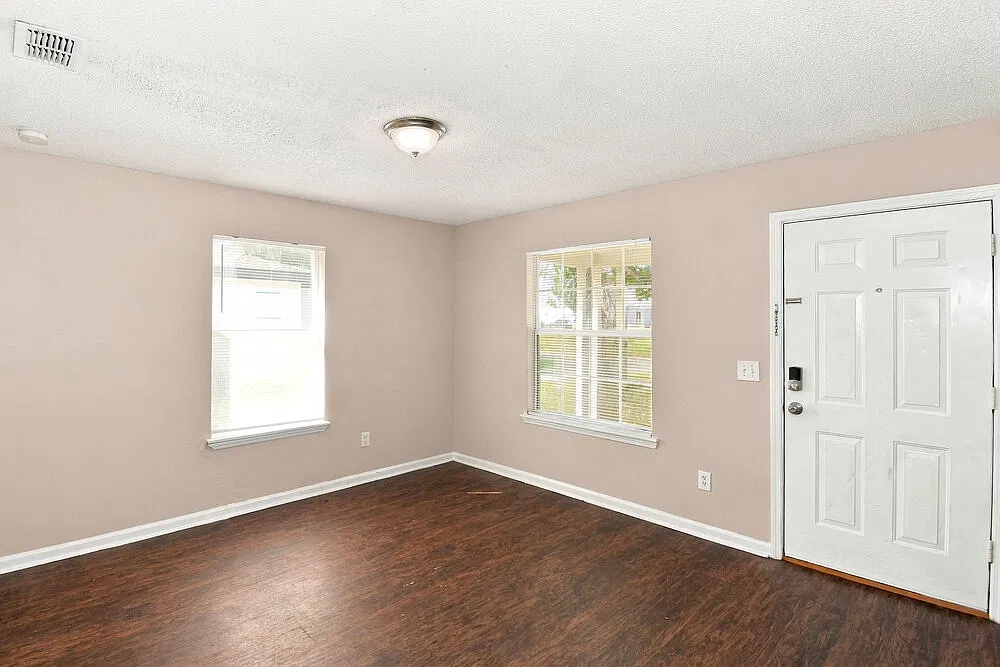 3 bed, 2.0 bath, 1077 sqft, $1,290 — Photo 4
