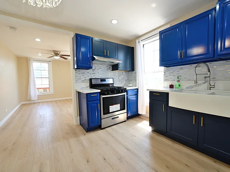 328 E Olive Ave — Photo 2