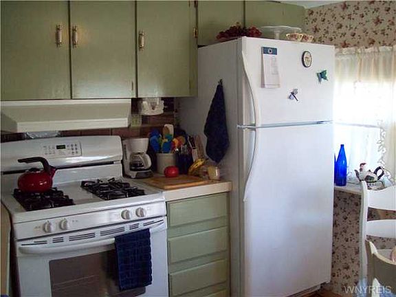 4th image of 21 Estelle Dr