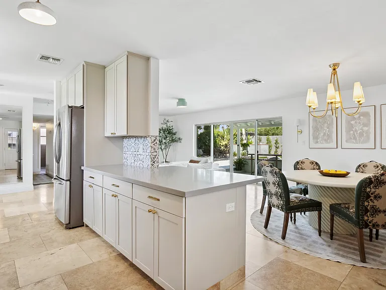 3102 E Whitton Ave — Photo 3