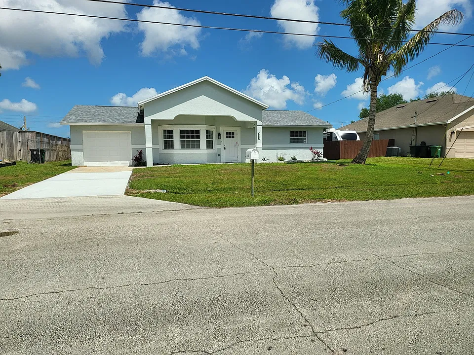 469 SW Duval Ave