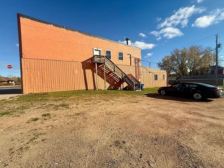 1319 E Main St — Photo 13