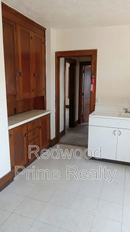 2 bed, 1.0 bath, $750 — Photo 2