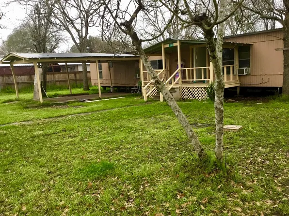 140 Henry St, Glidden, TX 78943