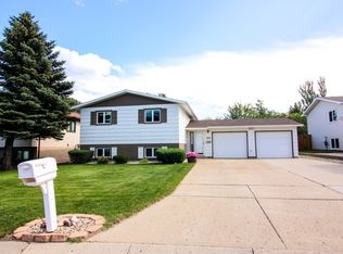 905 25th Ave NW, Minot, ND 58703