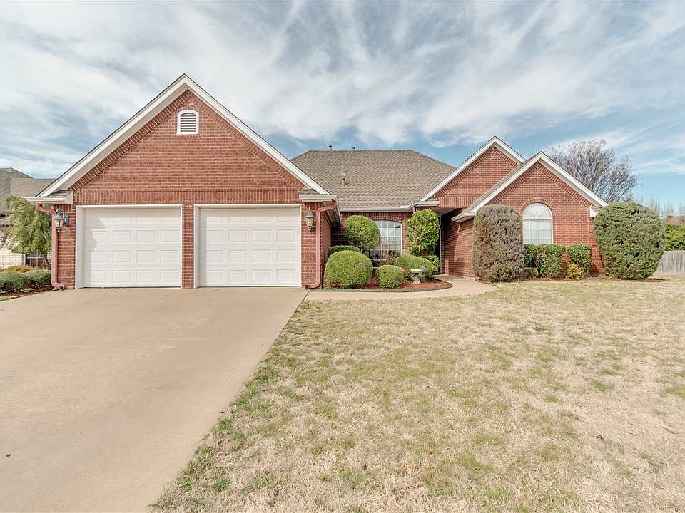 1st image of 7609 NW Castlerock Pl