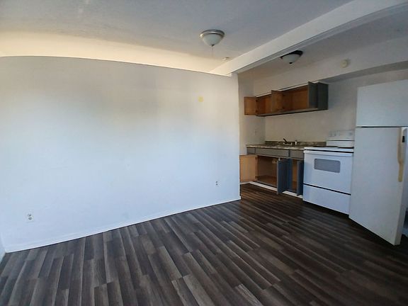 3rd image of 909 W Avenue M #C
