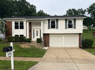 930 Bellestri Dr, Ballwin, MO 63021